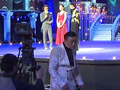 实拍：李咏录节目抢话 周立波黑脸甩场