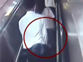 实拍男子偷拍女子裙底 被发现扭头装作不知