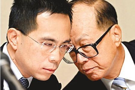 华人首富李嘉诚(右)与长子李泽钜资料图