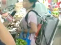 实拍上海大妈买菜背空气净化器