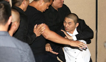 某发布会导演带四壮汉破门而入 大闹现场