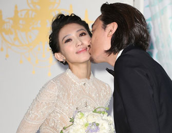 戴佩妮大婚 与老公180度热吻
