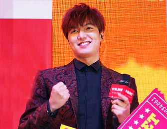 李敏镐现身杭州卖萌代言