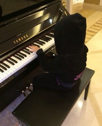 Angela练钢琴戴帽子扮酷 网友:那叫范儿(图)|微博|网友_凤凰娱乐