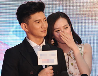 吴奇隆刘诗诗发布会秀恩爱

