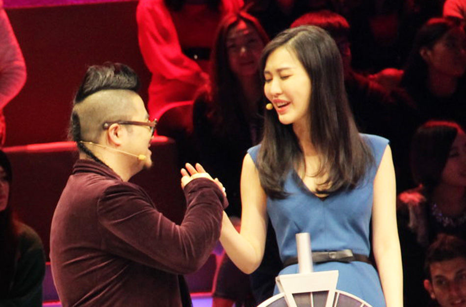 田朴珺穿美裙录节目 遭高富帅摸手揩油[高清