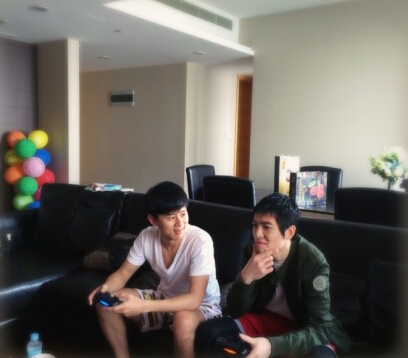 张杰再约萧敬腾打电动 谢娜:剪了短发照样认识你