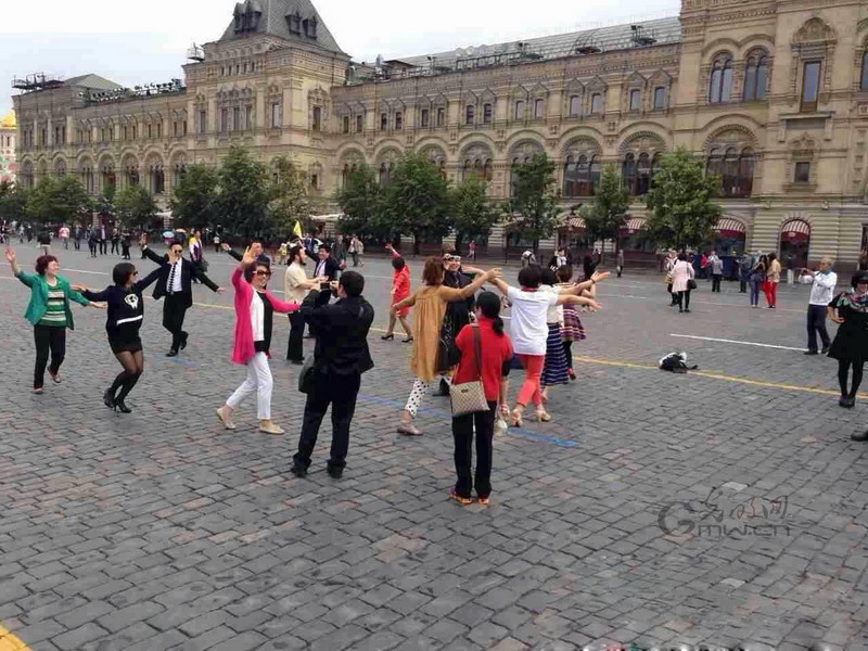 中国大妈在莫斯科红场跳广场舞引来警察(图)