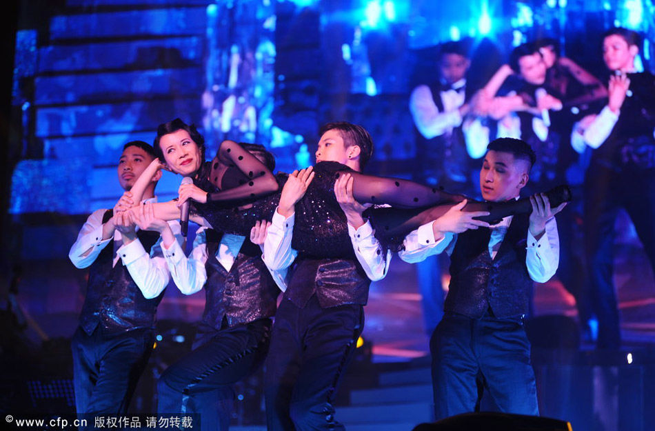 莫文蔚长沙个唱秀美腿 与男伴贴身热舞玩黑丝