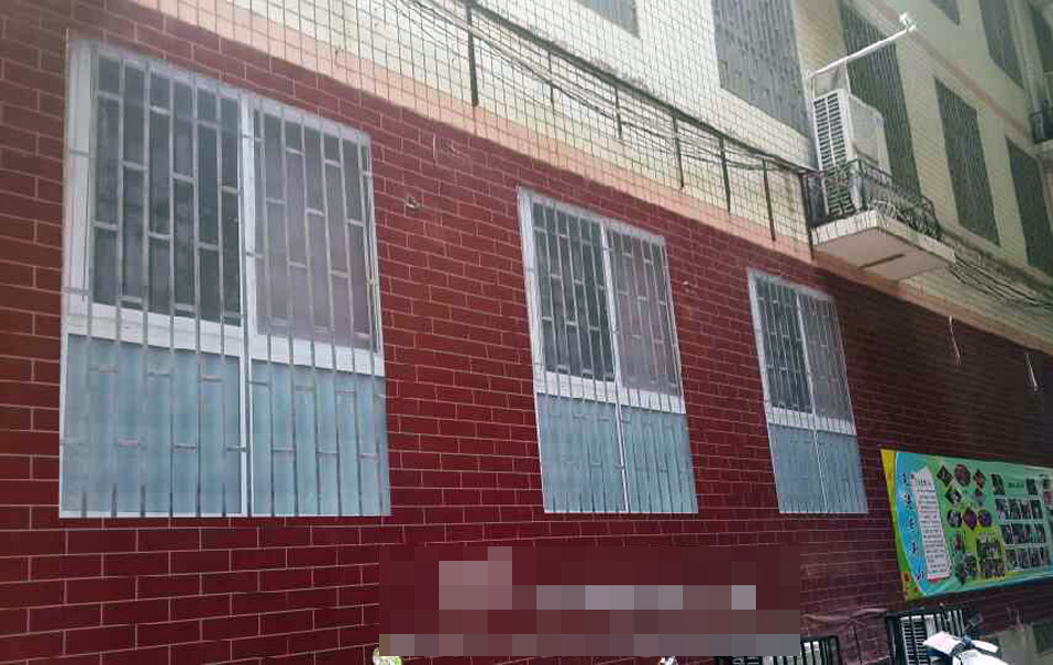 据@河南新闻广播 经过一小学,竟然发现一楼的窗户是画上去的,还挺逼真。沿街一层的六个窗户,有四个是喷绘布伪装而成的。门卫说,沿街原是门面房,现在改为学校的杂物间,以后可能会改成学生活动室。学校外墙上贴了宣传画,为了看起来好看,才弄了窗户模样的喷绘布。对于以后会不会再施工,加建窗户,工作人员说得等到开学之后,由领导决定。