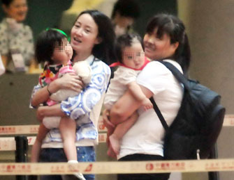 赵子琪携两爱女现身机场