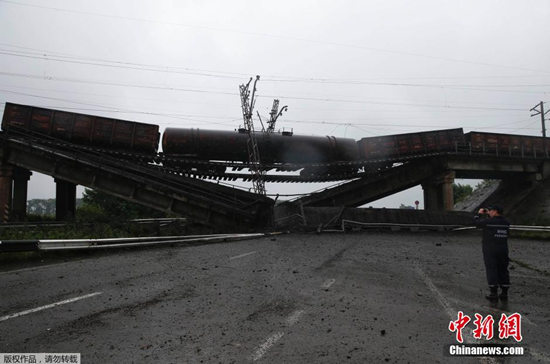 乌克兰民间武装炸毁通往东部城市顿涅兹克的桥梁