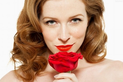 &rdquo; 2,用舌头舔嘴唇 通常做出这个动作,就是直接在挑逗对手的时候