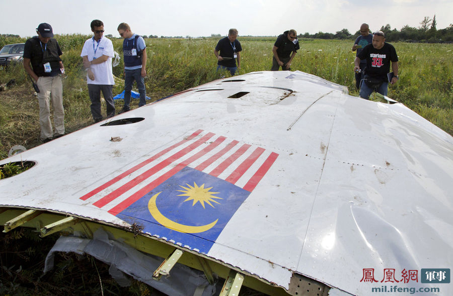 再看马航mh17残骸:机身布满弹孔 形似马蜂窝