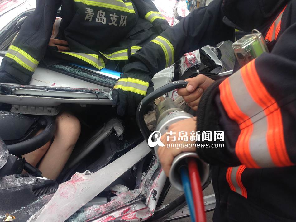 青岛正阳西路前程村路口交通事故 起亚轿车被集装箱货车压扁