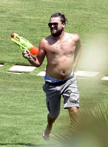 莱昂纳多半裸玩水枪表情遭调侃(图)_凤凰娱乐