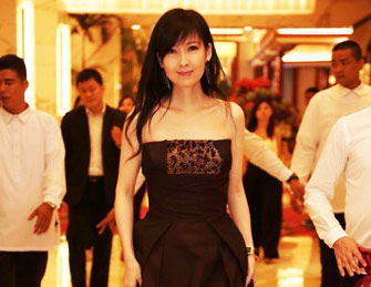 47岁周慧敏露甜笑风采依旧 