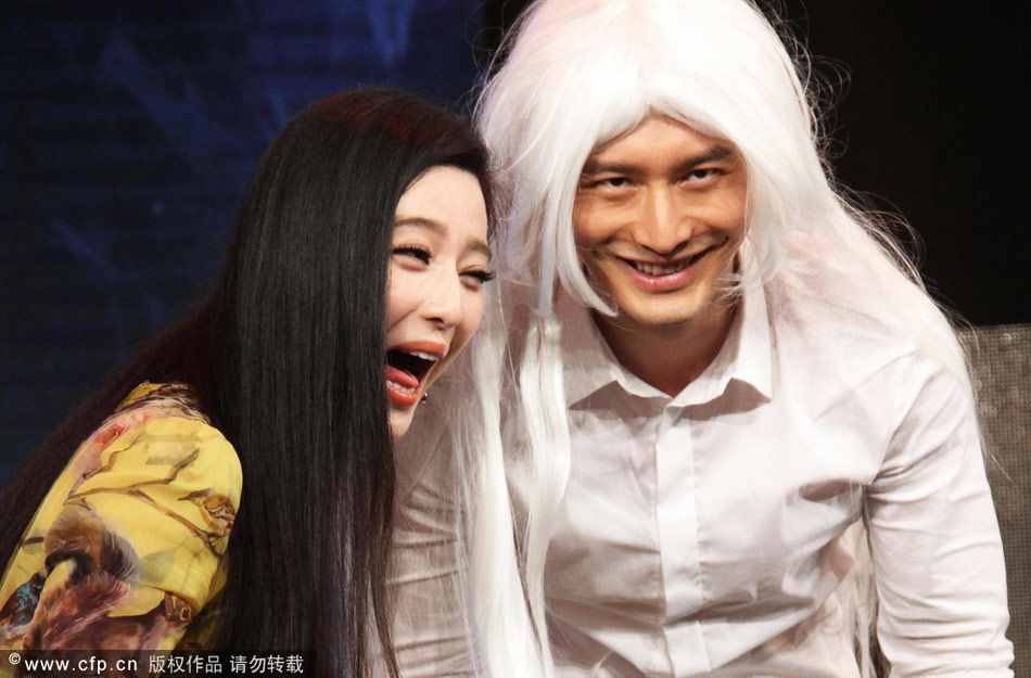 黄晓明宣传《白发魔女传》 戴假发角色反串[高