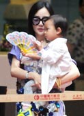 李小璐携女现身机