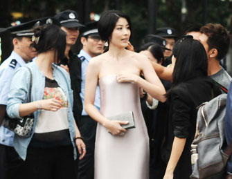 陈慧琳性感现身 捂胸口严防走光