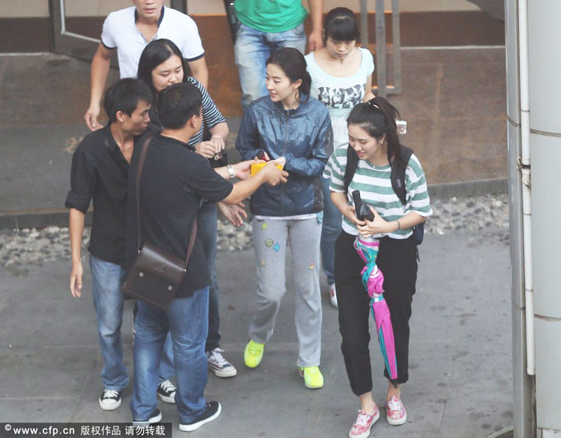 刘亦菲遇男粉丝冒酷暑送礼物 灿烂露笑[高清大