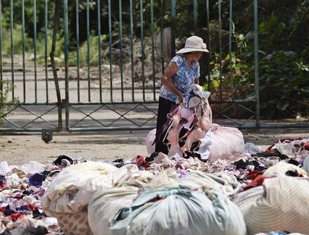 北京一回收站回收大量胸罩并当街晾晒(图)
