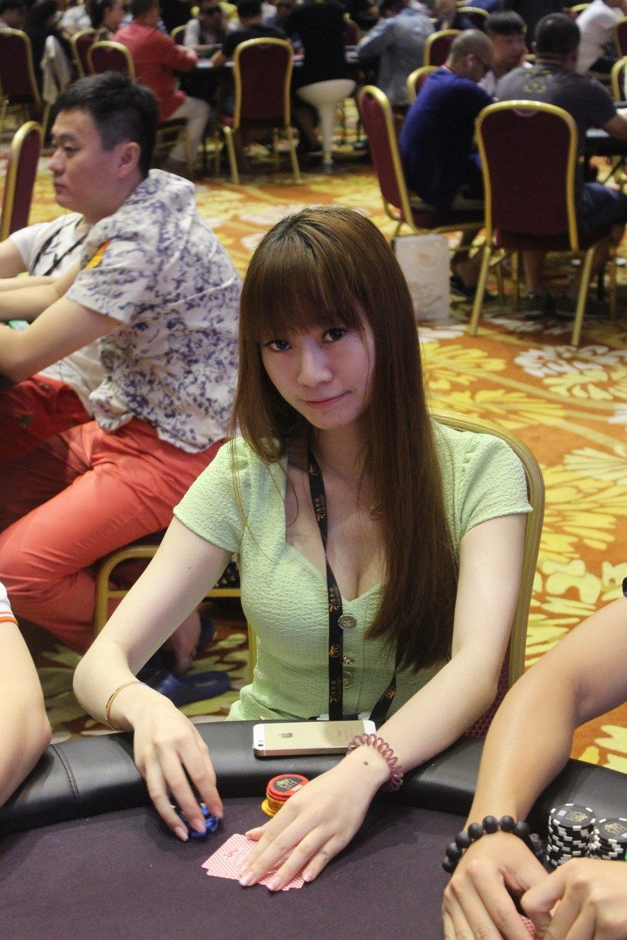 cpg德扑赛美女云集 "事业线"抢眼香肩半露  cpg德扑赛美女云集.