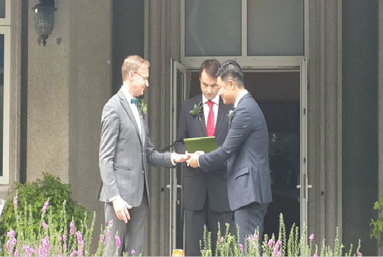 中国第二对同性恋登记结婚  在英驻华大使馆完婚