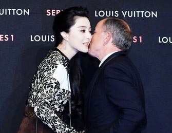 范冰冰与外籍老总贴面热聊