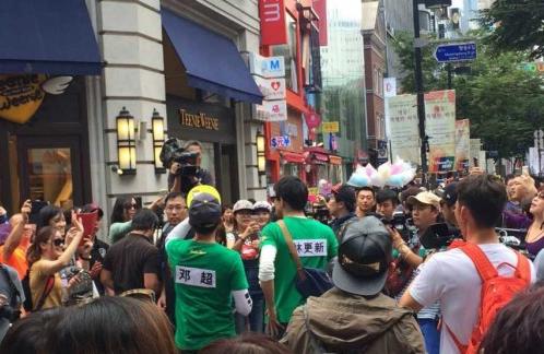《跑男》取景首尔 baby邓超穿超人衣引围观(图