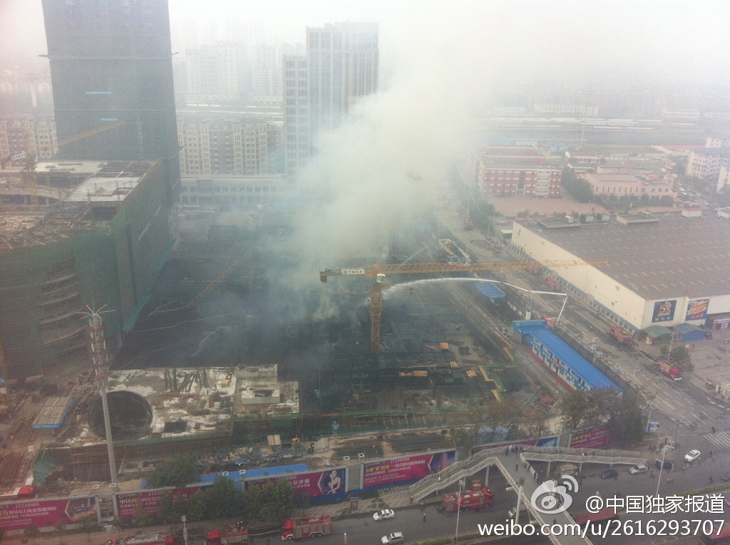 天津一在建商场发生火灾 20多辆消防车出动(图