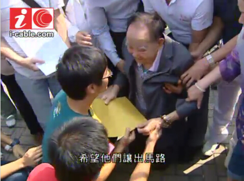 88岁老人向占中者下跪(组图)