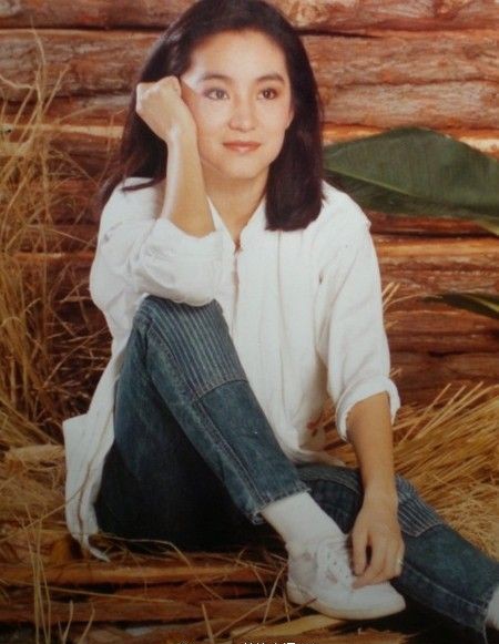 《云去云来》,新书封面提前曝光,照片中林青霞身穿黑色深v上衣,造型