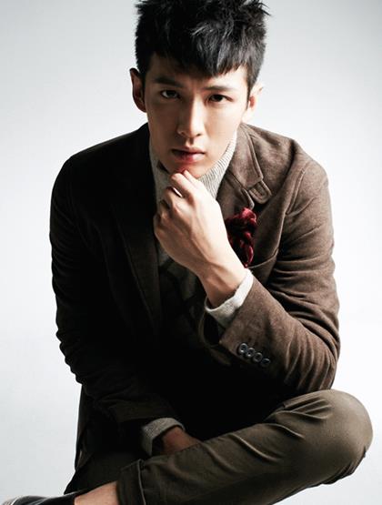 传柯震东新恋情 与<em>嫩妹</em>球场<em>互</em>闹_凤凰娱乐