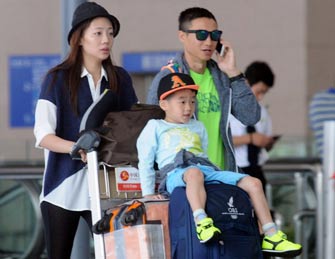 杨威一家亮相 杨阳洋坐行李箱