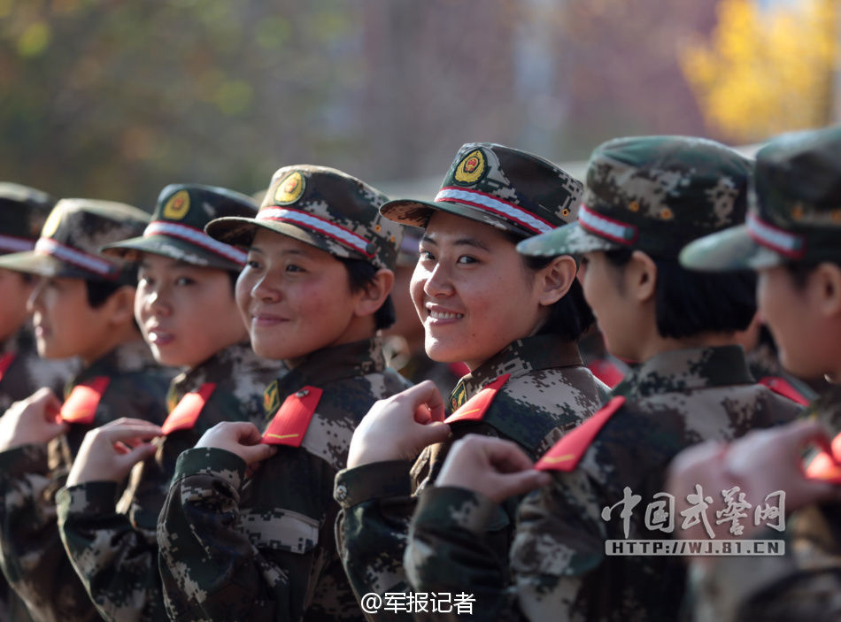 北京总队某部举行新兵授衔仪式,120余名女兵经过近两个月的军政训练