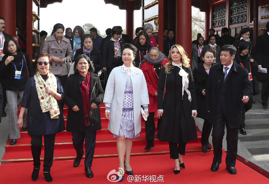 彭丽媛同APEC领导人夫人游颐和园