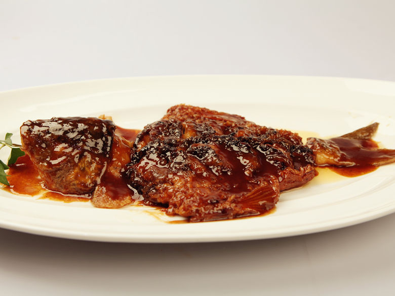 “鱼羊鲜”是汉族传统名菜，鱼羊一起做菜味道互补，独特鲜浓。鱼羊鲜料便是以此为基础。
