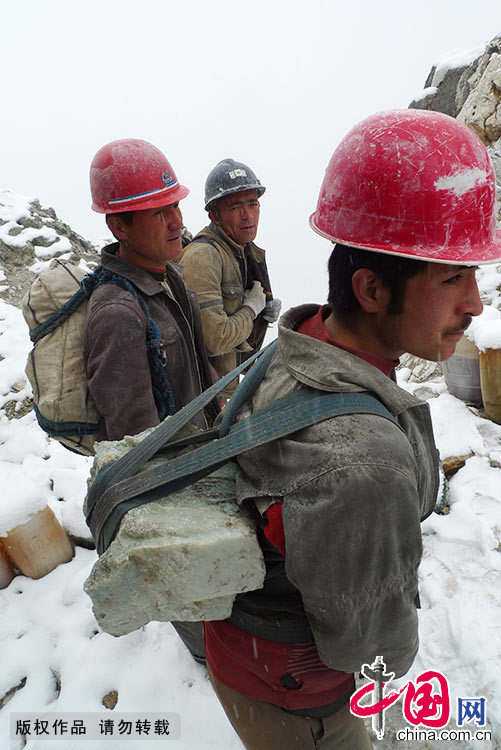 昆仑山玉矿_昆仑山玉虚峰玉虚宫_昆仑山挖玉