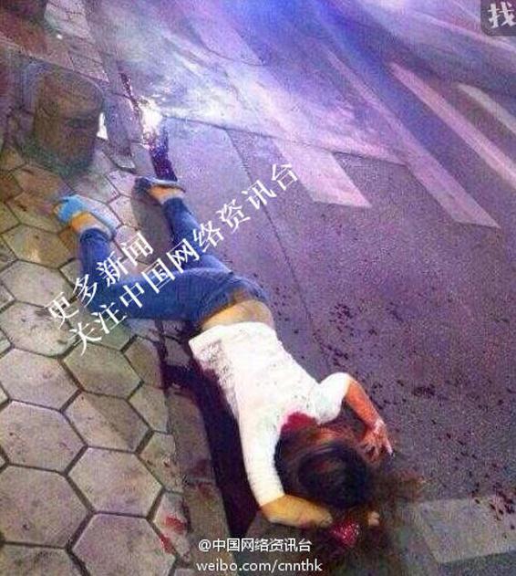 广东街头一女子被砍数刀身亡 图为女子脖子中数刀后当场身亡.