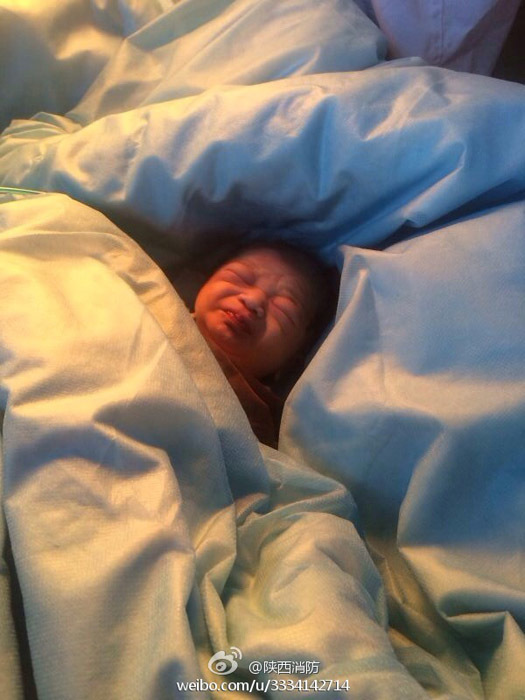 新生婴儿连胎盘脐带被弃公厕下水道 经过医院全力抢救,消消宝宝的心跳