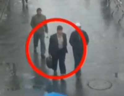 曝新疆火车站暴恐案嫌犯作案画面 受境外遥控