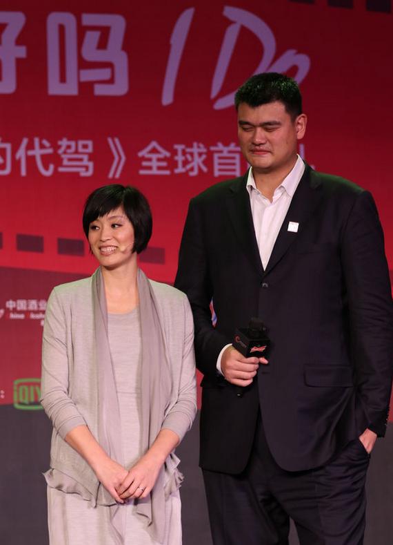 姚明陆毅双携妻合影 网友:身高差如wifi信号满格