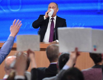 实拍普京激烈质问西方 记者会上不停咳嗽