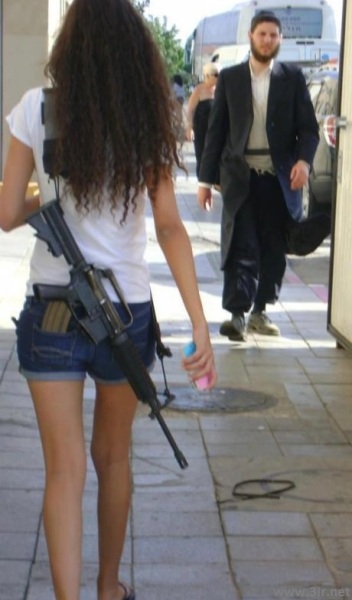 以色列女生<em>穿着超短裤</em>挂着卡宾枪逛街 - 枫叶飘