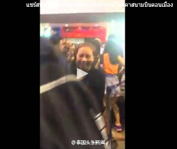 【转载自:凤凰资讯 】两中国女子在曼谷机场插队 与外籍女大打出手 - 网乐 - 网乐