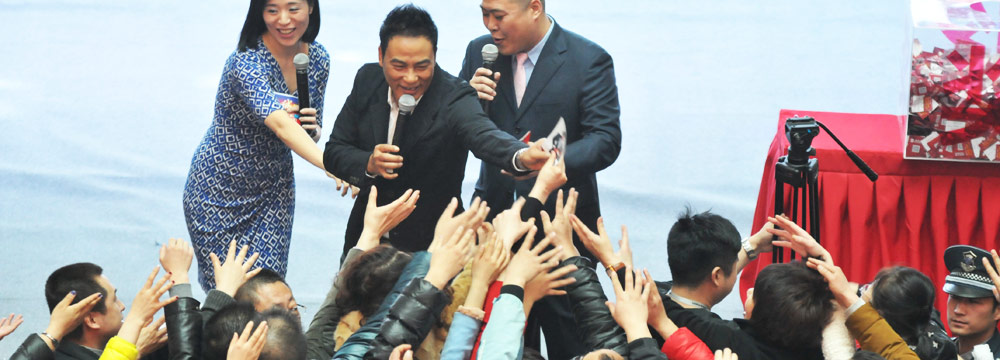  任达华沈阳捞金现场庆60大寿 遭粉丝围拍场面火爆