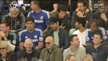 科斯塔高调现身球迷看台引围观 半场不到被安保带走