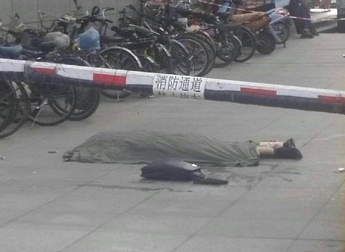 男子从证券交易中心坠亡现场