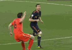 更令人意想不到的是,德容这一粗野动作竟然逃过了当值主裁判的处罚.